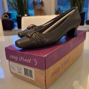 Easy Street Heels - size 6 Narrow